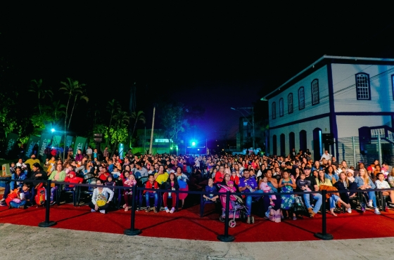 Cine Família na Praça reúne mais de 1.500 espectadores no largo do Museu Municipal